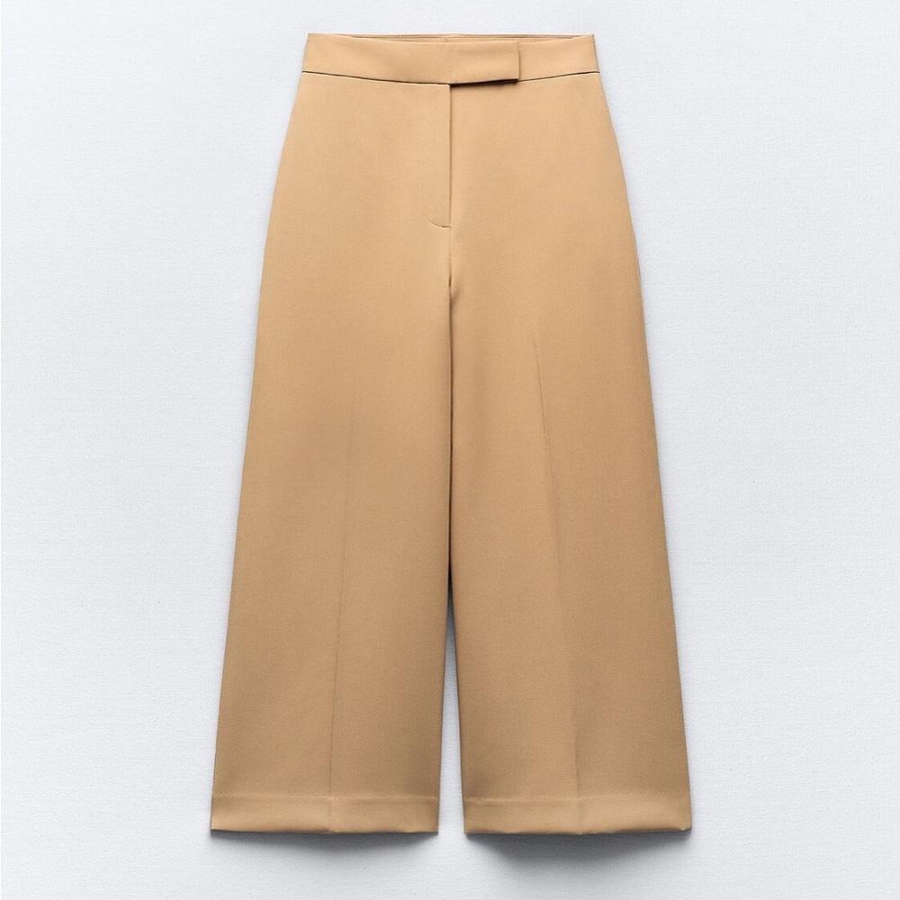 High waist pants, cropped wide legs. (culottes)